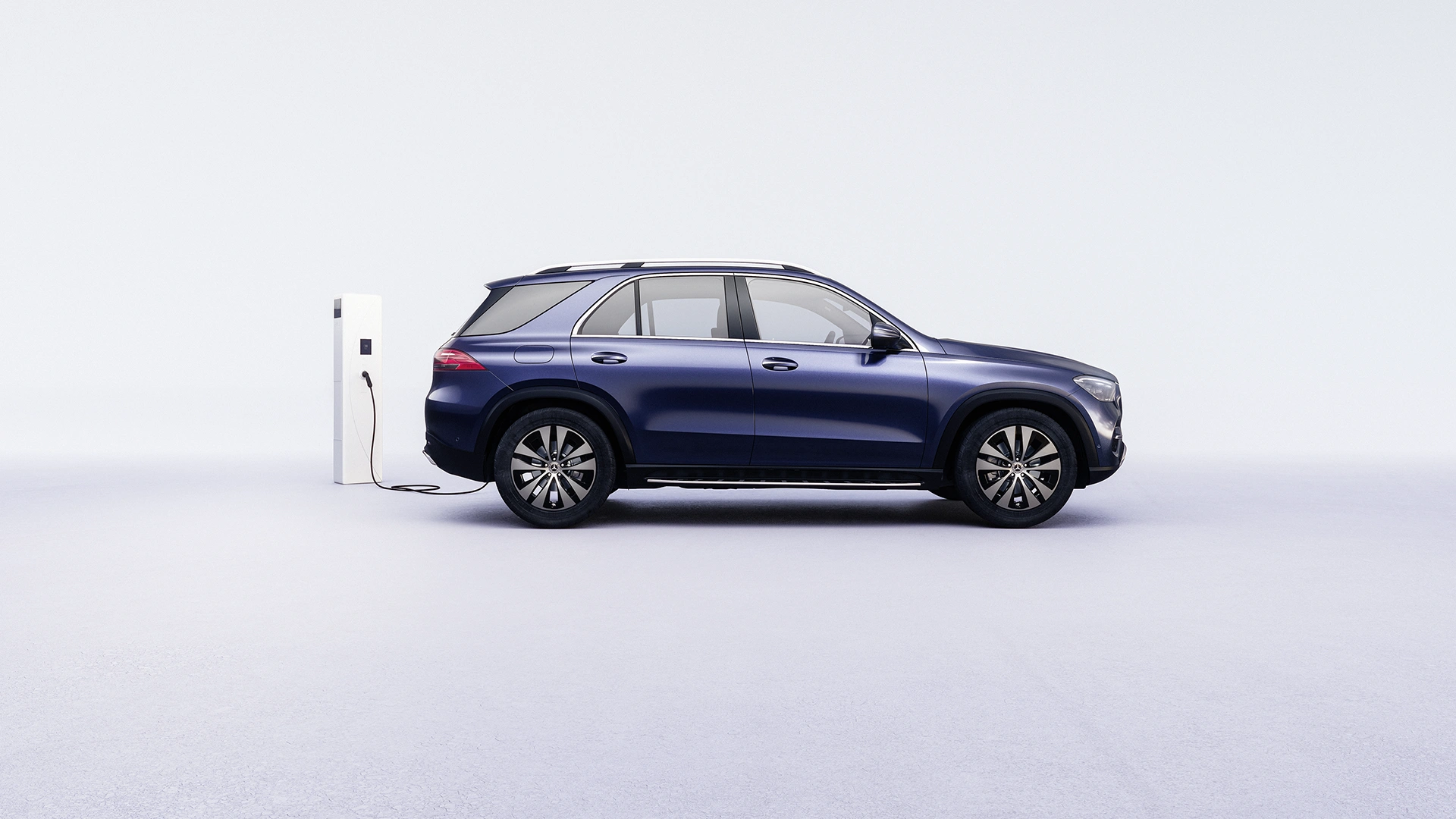 GLE SUV įkrovimas.