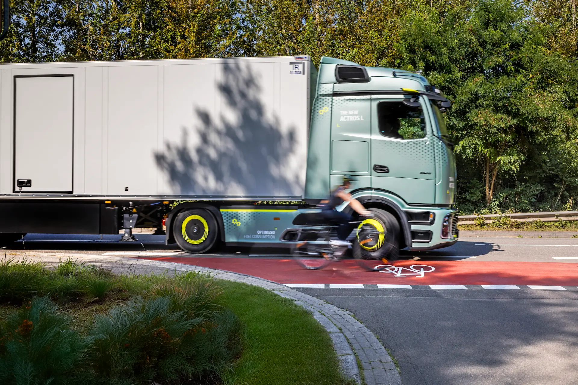 Actros ir dviratininkas šalia